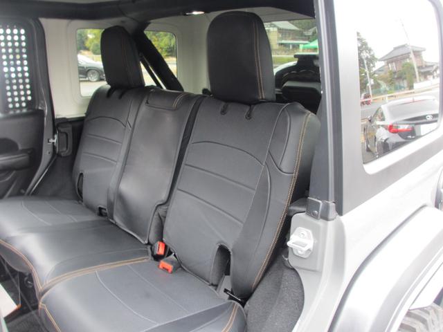 ジープ・ラングラーアンリミテッド ウィリス ラフカントリーリフトUP/JAOSマフラー/2024年製オープンカントリー35タイヤ/黒革シートカバー/前後バンパー/ロックレール/カスタムフードカバー+ラッチ+ドアバイザー/社外テール/背面キット(75枚目)