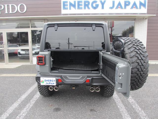 ジープ・ラングラーアンリミテッド ウィリス ラフカントリーリフトUP/JAOSマフラー/2024年製オープンカントリー35タイヤ/黒革シートカバー/前後バンパー/ロックレール/カスタムフードカバー+ラッチ+ドアバイザー/社外テール/背面キット(76枚目)