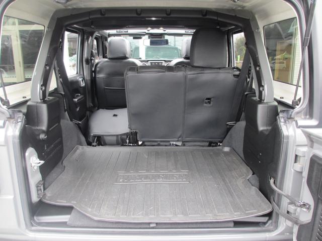 ジープ・ラングラーアンリミテッド ウィリス ラフカントリーリフトUP/JAOSマフラー/2024年製オープンカントリー35タイヤ/黒革シートカバー/前後バンパー/ロックレール/カスタムフードカバー+ラッチ+ドアバイザー/社外テール/背面キット(77枚目)