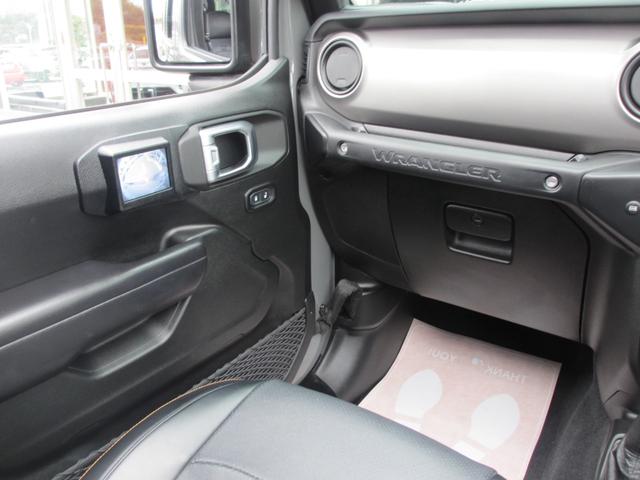 ジープ・ラングラーアンリミテッド ウィリス ラフカントリーリフトUP/JAOSマフラー/2024年製オープンカントリー35タイヤ/黒革シートカバー/前後バンパー/ロックレール/カスタムフードカバー+ラッチ+ドアバイザー/社外テール/背面キット(78枚目)