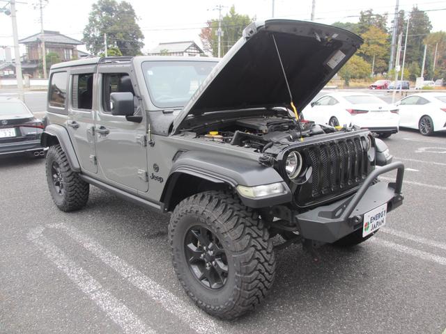 ジープ・ラングラーアンリミテッド ウィリス ラフカントリーリフトUP/JAOSマフラー/2024年製オープンカントリー35タイヤ/黒革シートカバー/前後バンパー/ロックレール/カスタムフードカバー+ラッチ+ドアバイザー/社外テール/背面キット(80枚目)