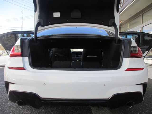 ３シリーズ ３２０ｄ　ｘＤｒｉｖｅ　Ｍスポーツ　Ｍパフォーマンス＋社外エアロ／ｈａｒｍａｎｋａｒｄｏｎ／ＨＵＤ／黒革／ＢＭＷグロスブラック１９ＡＷ／Ｍ３４０用ブルーブレーキキャリパー／Ｍパフォーマンスステアリング／ブラックルーフ／ブラックキドニー（17枚目）