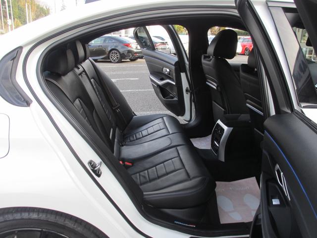 ３シリーズ ３２０ｄ　ｘＤｒｉｖｅ　Ｍスポーツ　Ｍパフォーマンス＋社外エアロ／ｈａｒｍａｎｋａｒｄｏｎ／ＨＵＤ／黒革／ＢＭＷグロスブラック１９ＡＷ／Ｍ３４０用ブルーブレーキキャリパー／Ｍパフォーマンスステアリング／ブラックルーフ／ブラックキドニー（56枚目）