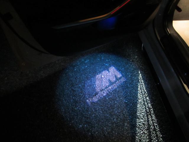 ３シリーズ ３２０ｄ　ｘＤｒｉｖｅ　Ｍスポーツ　Ｍパフォーマンス＋社外エアロ／ｈａｒｍａｎｋａｒｄｏｎ／ＨＵＤ／黒革／ＢＭＷグロスブラック１９ＡＷ／Ｍ３４０用ブルーブレーキキャリパー／Ｍパフォーマンスステアリング／ブラックルーフ／ブラックキドニー（75枚目）