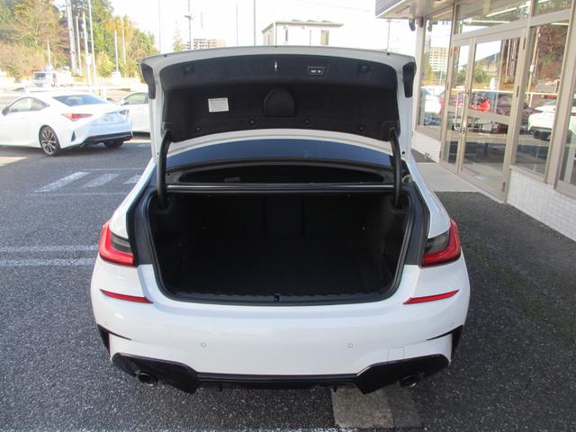 ３シリーズ ３２０ｄ　ｘＤｒｉｖｅ　Ｍスポーツ　Ｍパフォーマンス＋社外エアロ／ｈａｒｍａｎｋａｒｄｏｎ／ＨＵＤ／黒革／ＢＭＷグロスブラック１９ＡＷ／Ｍ３４０用ブルーブレーキキャリパー／Ｍパフォーマンスステアリング／ブラックルーフ／ブラックキドニー（79枚目）