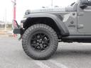 ジープ・ラングラーアンリミテッド ウィリス ラフカントリーリフトUP/JAOSマフラー/2024年製オープンカントリー35タイヤ/黒革シートカバー/前後バンパー/ロックレール/カスタムフードカバー+ラッチ+ドアバイザー/社外テール/背面キット(8枚目)
