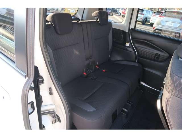 リアシートは５：５分割でリクライニング、スライド調整機能　センターアームレスト