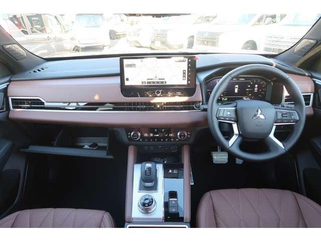 アウトランダーＰＨＥＶ Ｐエグゼクティブパッケージ　雹害修理車　５人乗り　走行３７キロ（3枚目）