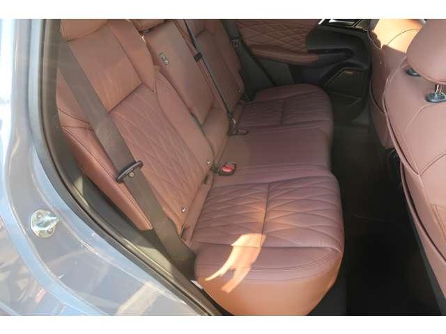 アウトランダーＰＨＥＶ Ｐエグゼクティブパッケージ　雹害修理車　５人乗り　走行３７キロ（8枚目）