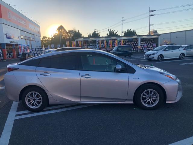 プリウス Ｓセーフティプラス　プッシュスタート・フルセグナビ・バックカメラ・ＬＥＤヘッドライト・ヘッドアップディスプレイ・ビルトインＥＴＣ２．０・レーダークルーズコントロール（5枚目）