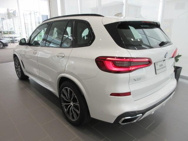 xDrive 35d Mスポーツ 正規認定中古車 弊社元社有車 アダプティブLEDヘッドライト ジェスチャーコントロール 4ゾーンエアコン リバースアシスト ハーマンカードンスピーカー オートマチックテールゲート 純正20インチ(5枚目)