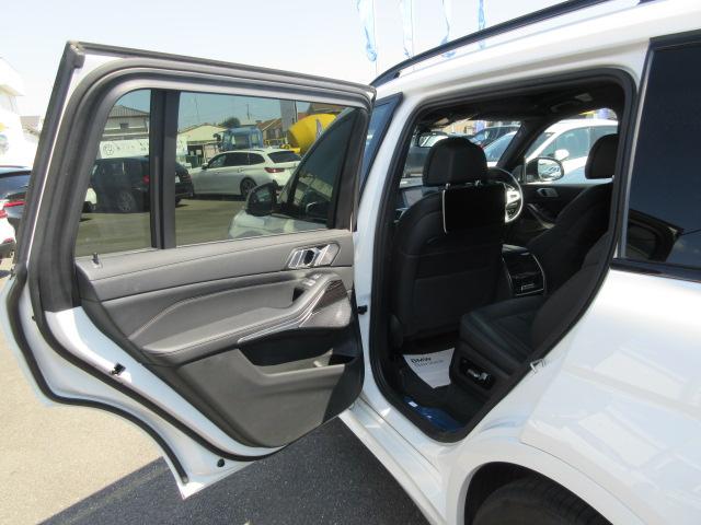 Ｘ７ Ｍ５０ｉ　ワンオーナー・サンルーフ・黒レザーシート・リアエンターテイメントシステム・地デジ付・２１ホイール・３６０度カメラ・（26枚目）