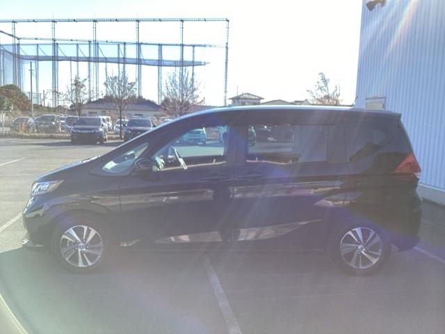 フリードハイブリッド ハイブリッド・Ｇ　両電動ドア　サイドエアバック　クルコン　スマキー　パワーステアリング　ＬＥＤライト　ウォークスルー　フルオートエアコン　Ｂカメラ　盗難防止システム　シートＨ　キーフリー　３列シート（5枚目）