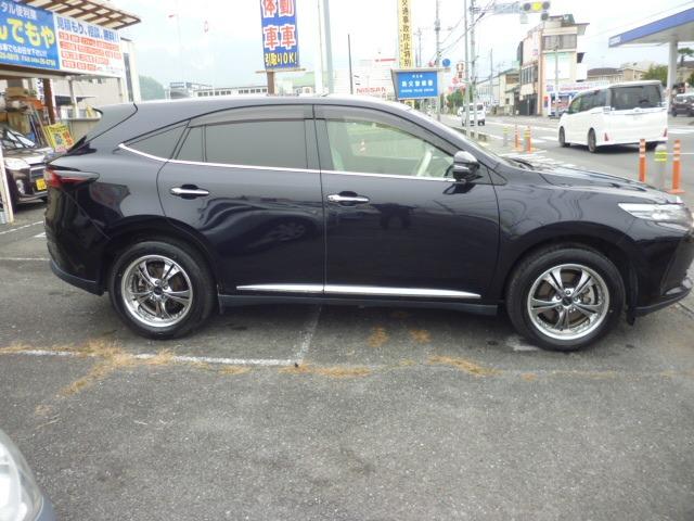 ハリアーハイブリッド プレミアム　ワンオーナー　禁煙車　４ＷＤ　トヨタセーフティーセンス　純正ナビ　フルセグＴＶ　ＥＴＣ　ドラレコ　バックカメラ　アイストップ　ハーフレザーシート　パワーシート　ハンドルスイッチ　クルーズコントロール（8枚目）