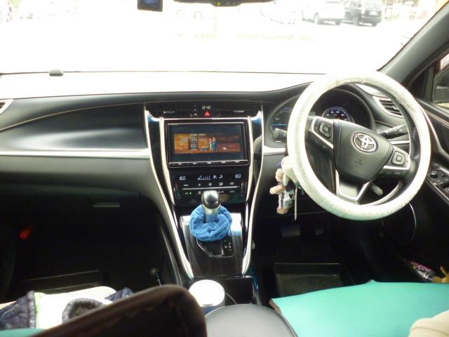 ハリアーハイブリッド プレミアム　ワンオーナー　禁煙車　４ＷＤ　トヨタセーフティーセンス　純正ナビ　フルセグＴＶ　ＥＴＣ　ドラレコ　バックカメラ　アイストップ　ハーフレザーシート　パワーシート　ハンドルスイッチ　クルーズコントロール（12枚目）