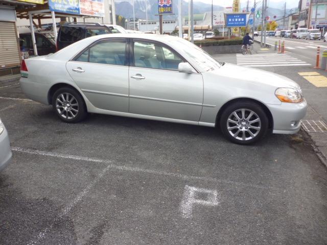 マークII グランデ３５ｔｈアニバーサリーナビパッケージ　ワンオーナー　禁煙車　純正ナビ　バックカメラ　ＥＴＣ　キーレス　パワーシート　電動格納ミラー　ＨＩＤヘッドライト　純正オーディオ　タイミングベルト交換済み（9枚目）