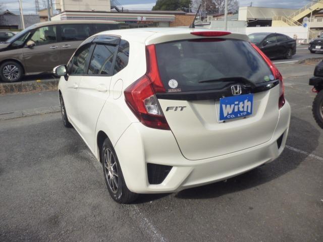 フィット １３Ｇ・Ｌパッケージ　ワンオーナー　禁煙車　プッシュスタート　純正ナビ　フルセグＴＶ　バックカメラ　ＬＥＤヘッドライト　ＥＴＣ　スマートキー　電動格納ウインカーミラー　タイミングチェーン車（6枚目）