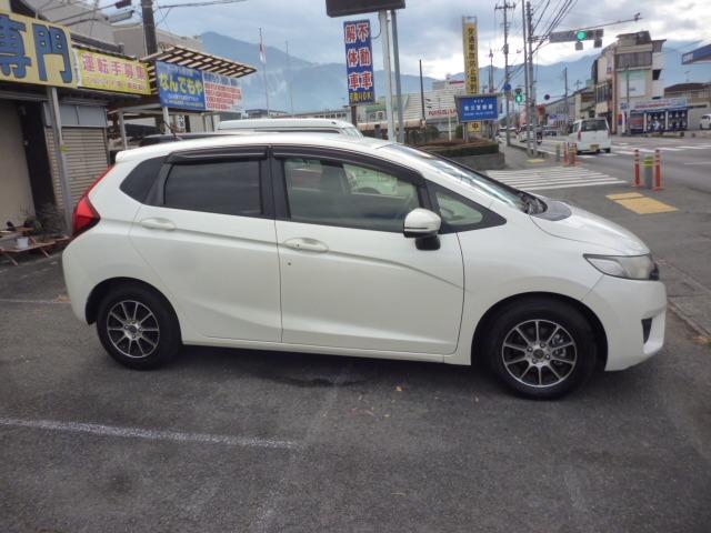 フィット １３Ｇ・Ｌパッケージ　ワンオーナー　禁煙車　プッシュスタート　純正ナビ　フルセグＴＶ　バックカメラ　ＬＥＤヘッドライト　ＥＴＣ　スマートキー　電動格納ウインカーミラー　タイミングチェーン車（8枚目）