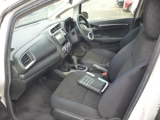 フィット １３Ｇ・Ｌパッケージ　ワンオーナー　禁煙車　プッシュスタート　純正ナビ　フルセグＴＶ　バックカメラ　ＬＥＤヘッドライト　ＥＴＣ　スマートキー　電動格納ウインカーミラー　タイミングチェーン車（9枚目）