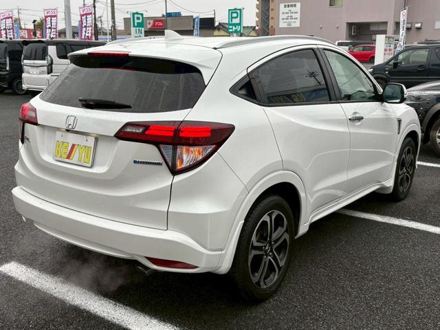 ヴェゼル ハイブリッドＺ　禁煙者　１オーナー　ＨＤＭＩ／ＵＳＢ入力端子　シティブレーキアクティブシステム　純正７型ナビ　ＤＶＤ再生　地デジ　ＢＬＵＥＴＯＯＴＨ　バックカメラ　純正アルミ　ルーフレール　シートヒーター　ＬＥＤライト　盗難防止装置　取扱説明書　保証書（9枚目）