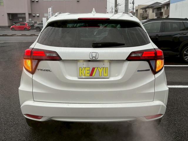 ヴェゼル ハイブリッドＺ　禁煙者　１オーナー　ＨＤＭＩ／ＵＳＢ入力端子　シティブレーキアクティブシステム　純正７型ナビ　ＤＶＤ再生　地デジ　ＢＬＵＥＴＯＯＴＨ　バックカメラ　純正アルミ　ルーフレール　シートヒーター　ＬＥＤライト　盗難防止装置　取扱説明書　保証書（13枚目）