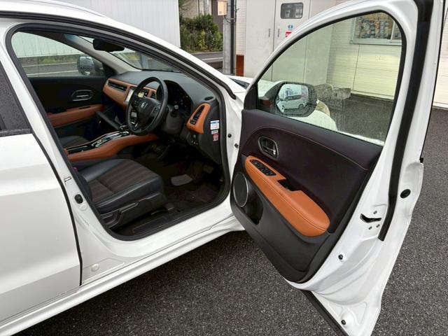 ヴェゼル ハイブリッドＺ　禁煙者　１オーナー　ＨＤＭＩ／ＵＳＢ入力端子　シティブレーキアクティブシステム　純正７型ナビ　ＤＶＤ再生　地デジ　ＢＬＵＥＴＯＯＴＨ　バックカメラ　純正アルミ　ルーフレール　シートヒーター　ＬＥＤライト　盗難防止装置　取扱説明書　保証書（16枚目）