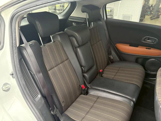 ヴェゼル ハイブリッドＺ　禁煙者　１オーナー　ＨＤＭＩ／ＵＳＢ入力端子　シティブレーキアクティブシステム　純正７型ナビ　ＤＶＤ再生　地デジ　ＢＬＵＥＴＯＯＴＨ　バックカメラ　純正アルミ　ルーフレール　シートヒーター　ＬＥＤライト　盗難防止装置　取扱説明書　保証書（19枚目）