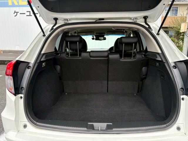 ヴェゼル ハイブリッドＺ　禁煙者　１オーナー　ＨＤＭＩ／ＵＳＢ入力端子　シティブレーキアクティブシステム　純正７型ナビ　ＤＶＤ再生　地デジ　ＢＬＵＥＴＯＯＴＨ　バックカメラ　純正アルミ　ルーフレール　シートヒーター　ＬＥＤライト　盗難防止装置　取扱説明書　保証書（21枚目）