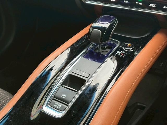 ヴェゼル ハイブリッドＺ　禁煙者　１オーナー　ＨＤＭＩ／ＵＳＢ入力端子　シティブレーキアクティブシステム　純正７型ナビ　ＤＶＤ再生　地デジ　ＢＬＵＥＴＯＯＴＨ　バックカメラ　純正アルミ　ルーフレール　シートヒーター　ＬＥＤライト　盗難防止装置　取扱説明書　保証書（36枚目）