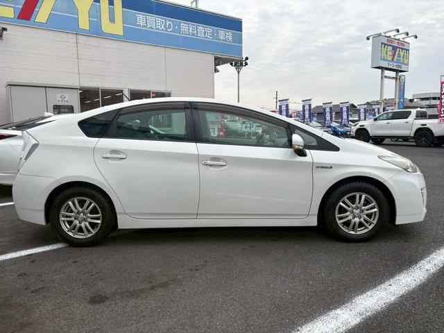 プリウス S 佐野店下取車 禁煙車 社外7型ナビ 1セグ DVD再生 CD ラジオ ETC スマートキー フォグランプ オートライト アイドリングストップ 盗難防止装置 取扱説明書 記録簿有り 保証書(11枚目)