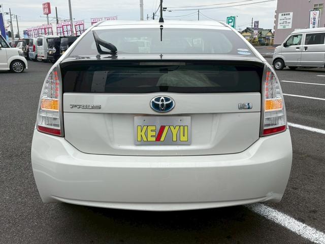 プリウス S 佐野店下取車 禁煙車 社外7型ナビ 1セグ DVD再生 CD ラジオ ETC スマートキー フォグランプ オートライト アイドリングストップ 盗難防止装置 取扱説明書 記録簿有り 保証書(12枚目)