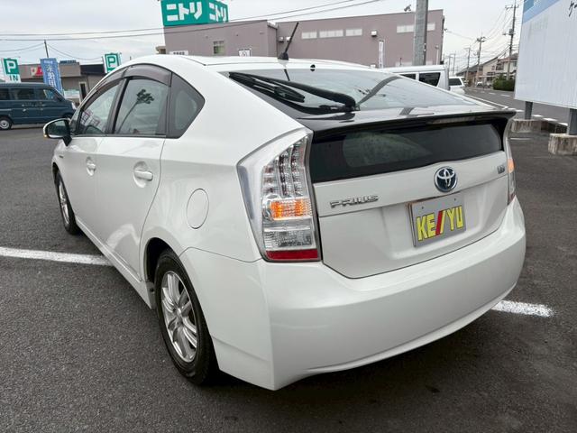 プリウス S 佐野店下取車 禁煙車 社外7型ナビ 1セグ DVD再生 CD ラジオ ETC スマートキー フォグランプ オートライト アイドリングストップ 盗難防止装置 取扱説明書 記録簿有り 保証書(13枚目)