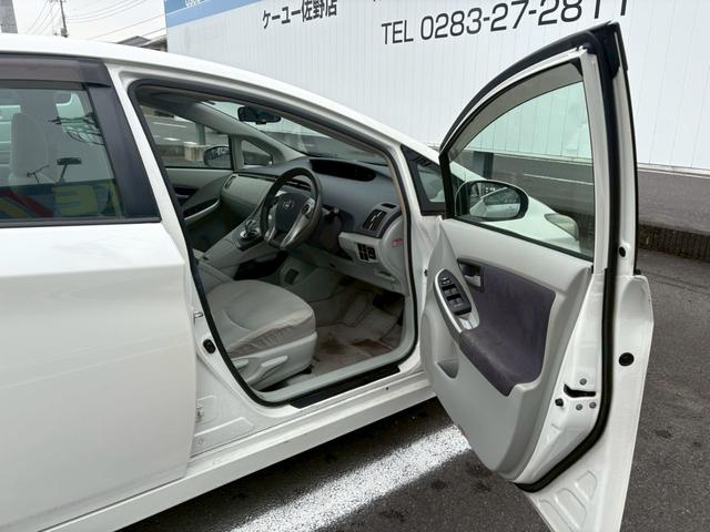 プリウス S 佐野店下取車 禁煙車 社外7型ナビ 1セグ DVD再生 CD ラジオ ETC スマートキー フォグランプ オートライト アイドリングストップ 盗難防止装置 取扱説明書 記録簿有り 保証書(15枚目)