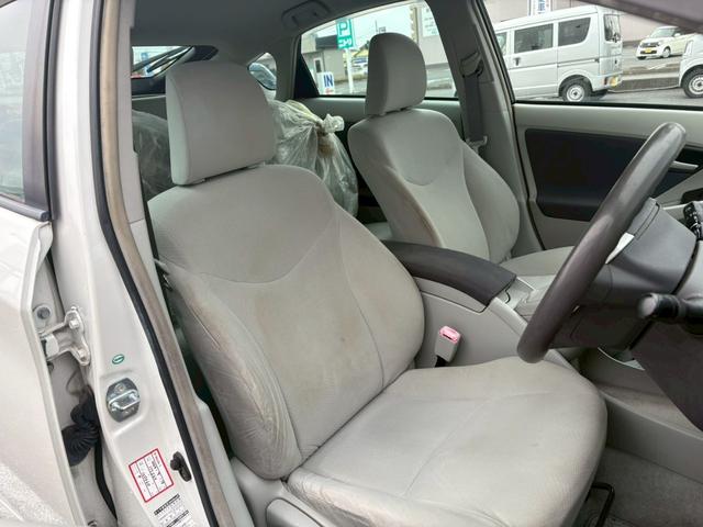 プリウス S 佐野店下取車 禁煙車 社外7型ナビ 1セグ DVD再生 CD ラジオ ETC スマートキー フォグランプ オートライト アイドリングストップ 盗難防止装置 取扱説明書 記録簿有り 保証書(16枚目)
