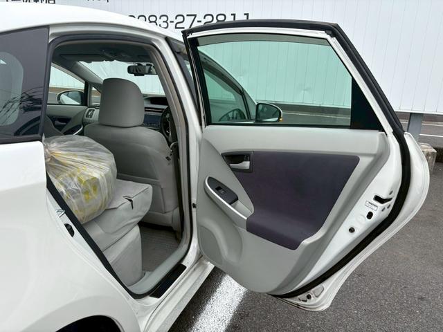 プリウス S 佐野店下取車 禁煙車 社外7型ナビ 1セグ DVD再生 CD ラジオ ETC スマートキー フォグランプ オートライト アイドリングストップ 盗難防止装置 取扱説明書 記録簿有り 保証書(17枚目)