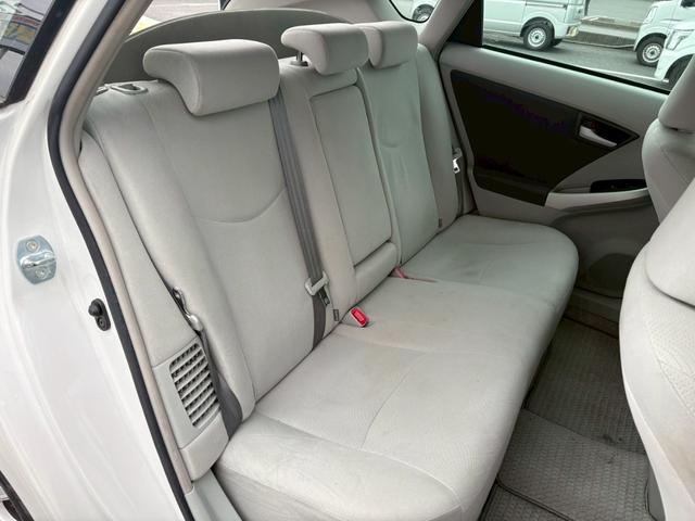 プリウス S 佐野店下取車 禁煙車 社外7型ナビ 1セグ DVD再生 CD ラジオ ETC スマートキー フォグランプ オートライト アイドリングストップ 盗難防止装置 取扱説明書 記録簿有り 保証書(18枚目)