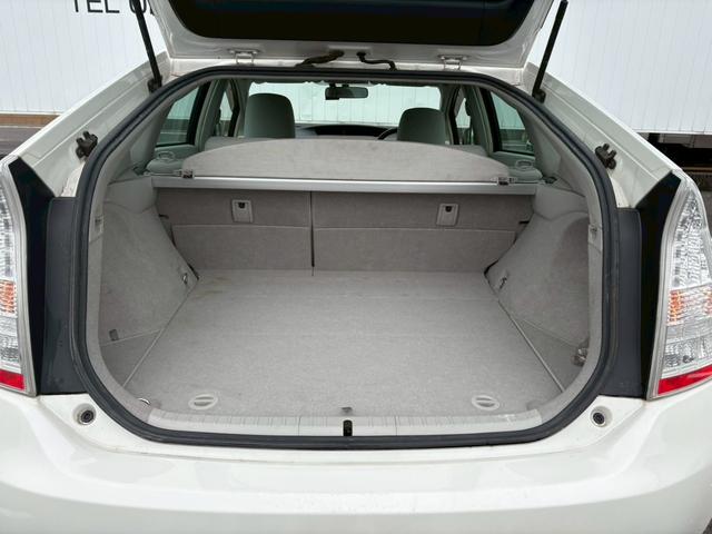 プリウス S 佐野店下取車 禁煙車 社外7型ナビ 1セグ DVD再生 CD ラジオ ETC スマートキー フォグランプ オートライト アイドリングストップ 盗難防止装置 取扱説明書 記録簿有り 保証書(19枚目)