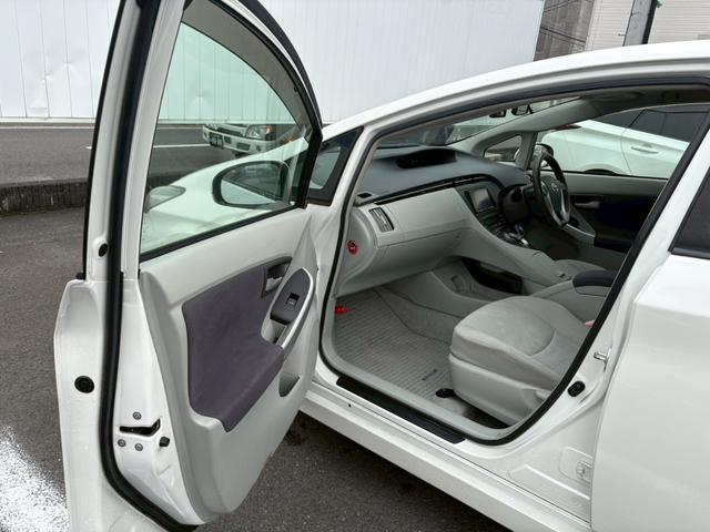 プリウス S 佐野店下取車 禁煙車 社外7型ナビ 1セグ DVD再生 CD ラジオ ETC スマートキー フォグランプ オートライト アイドリングストップ 盗難防止装置 取扱説明書 記録簿有り 保証書(21枚目)