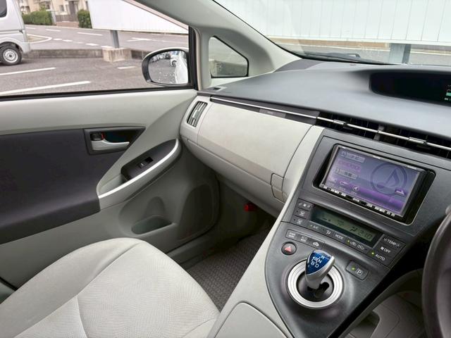 プリウス S 佐野店下取車 禁煙車 社外7型ナビ 1セグ DVD再生 CD ラジオ ETC スマートキー フォグランプ オートライト アイドリングストップ 盗難防止装置 取扱説明書 記録簿有り 保証書(22枚目)