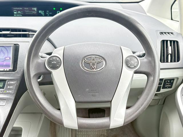 プリウス S 佐野店下取車 禁煙車 社外7型ナビ 1セグ DVD再生 CD ラジオ ETC スマートキー フォグランプ オートライト アイドリングストップ 盗難防止装置 取扱説明書 記録簿有り 保証書(23枚目)