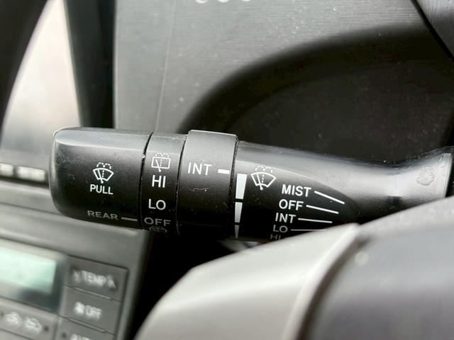 プリウス S 佐野店下取車 禁煙車 社外7型ナビ 1セグ DVD再生 CD ラジオ ETC スマートキー フォグランプ オートライト アイドリングストップ 盗難防止装置 取扱説明書 記録簿有り 保証書(27枚目)