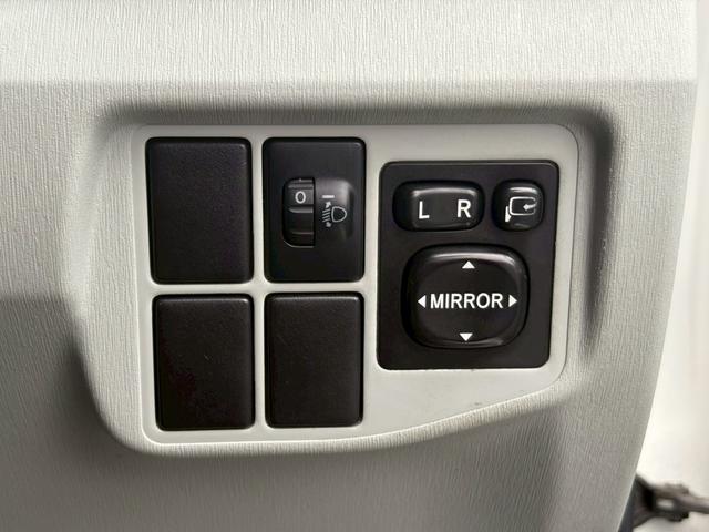 プリウス S 佐野店下取車 禁煙車 社外7型ナビ 1セグ DVD再生 CD ラジオ ETC スマートキー フォグランプ オートライト アイドリングストップ 盗難防止装置 取扱説明書 記録簿有り 保証書(28枚目)