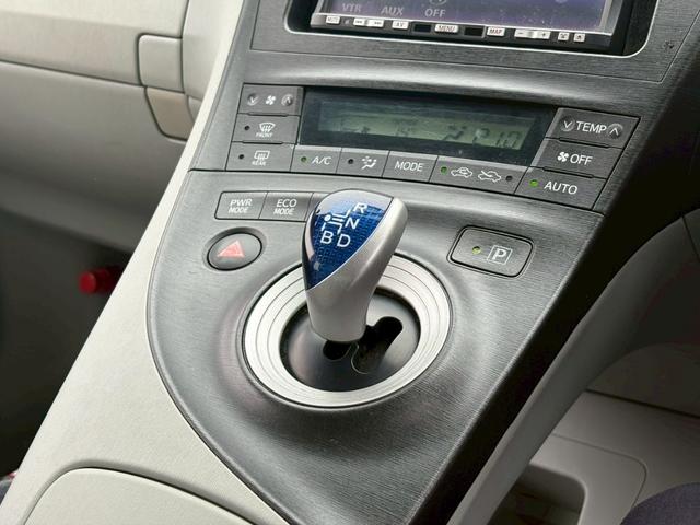 プリウス S 佐野店下取車 禁煙車 社外7型ナビ 1セグ DVD再生 CD ラジオ ETC スマートキー フォグランプ オートライト アイドリングストップ 盗難防止装置 取扱説明書 記録簿有り 保証書(33枚目)