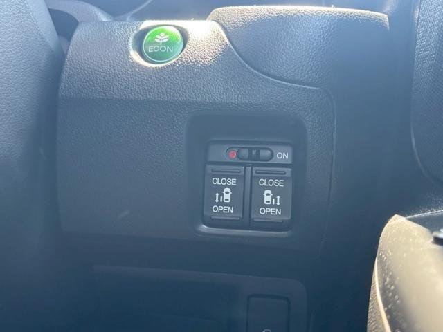 N-BOXカスタム G・ターボLパッケージ 禁煙車 メモリーナビ TV 両側自動ドア クルーズコントロール TRC パドルシフト ETC エンジンプッシュスタート HID フォグランプ 純正アルミ ウインカー電格ミラ- スマートキー オートエアコン(6枚目)