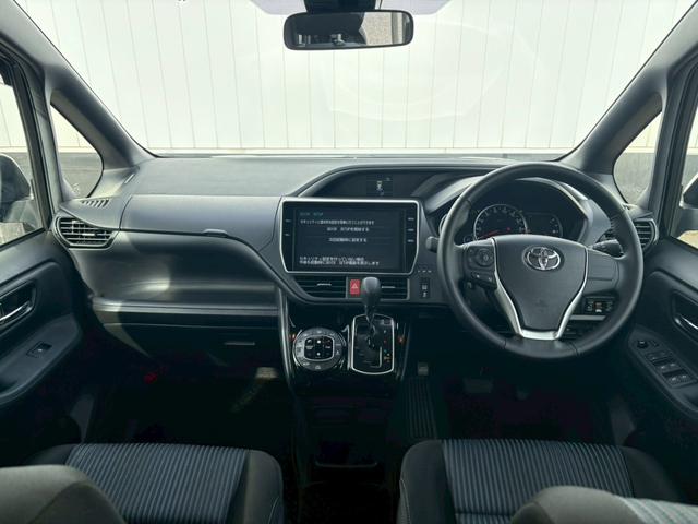 ヴォクシー ＺＳ　煌ＩＩ　禁煙車　純正１０型ナビ＆１２型後席モニター　衝突軽減＆車線逸脱警告　両側電動スライドドア　ＬＥＤヘッドライト　フォグランプ　バックカメラ　２０２５年製ダンロップタイヤ　ＥＴＣ　地デジ　ＢＴオーディオ　ＣＤ／ＤＶＤ再生　取扱説明書　保証書（10枚目）