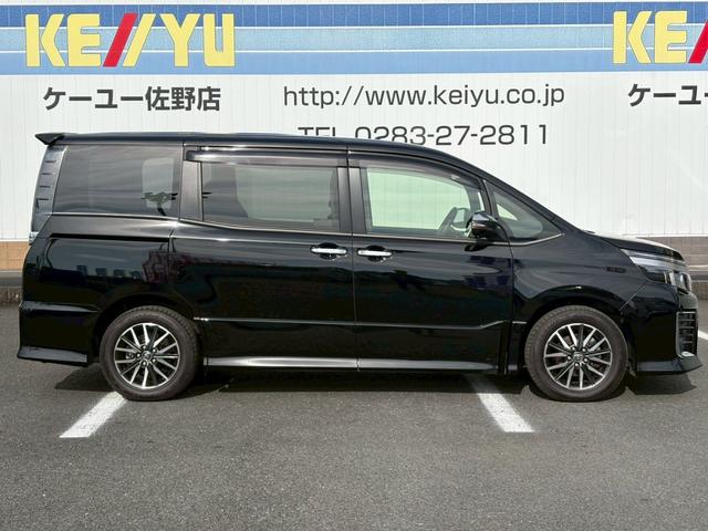 ヴォクシー ＺＳ　煌ＩＩ　禁煙車　純正１０型ナビ＆１２型後席モニター　衝突軽減＆車線逸脱警告　両側電動スライドドア　ＬＥＤヘッドライト　フォグランプ　バックカメラ　２０２５年製ダンロップタイヤ　ＥＴＣ　地デジ　ＢＴオーディオ　ＣＤ／ＤＶＤ再生　取扱説明書　保証書（13枚目）