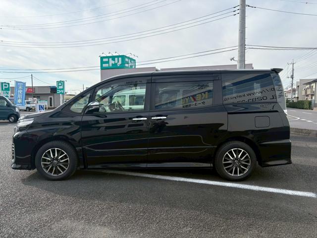 ヴォクシー ＺＳ　煌ＩＩ　禁煙車　純正１０型ナビ＆１２型後席モニター　衝突軽減＆車線逸脱警告　両側電動スライドドア　ＬＥＤヘッドライト　フォグランプ　バックカメラ　２０２５年製ダンロップタイヤ　ＥＴＣ　地デジ　ＢＴオーディオ　ＣＤ／ＤＶＤ再生　取扱説明書　保証書（16枚目）
