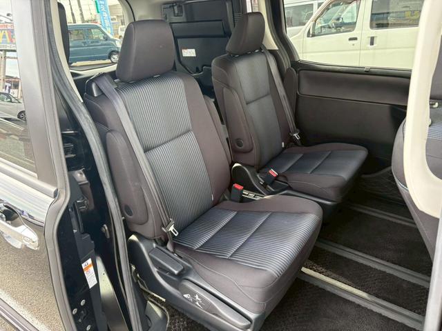 ヴォクシー ＺＳ　煌ＩＩ　禁煙車　純正１０型ナビ＆１２型後席モニター　衝突軽減＆車線逸脱警告　両側電動スライドドア　ＬＥＤヘッドライト　フォグランプ　バックカメラ　２０２５年製ダンロップタイヤ　ＥＴＣ　地デジ　ＢＴオーディオ　ＣＤ／ＤＶＤ再生　取扱説明書　保証書（20枚目）