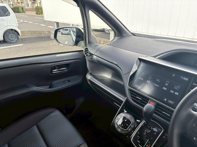 ヴォクシー ＺＳ　煌ＩＩ　禁煙車　純正１０型ナビ＆１２型後席モニター　衝突軽減＆車線逸脱警告　両側電動スライドドア　ＬＥＤヘッドライト　フォグランプ　バックカメラ　２０２５年製ダンロップタイヤ　ＥＴＣ　地デジ　ＢＴオーディオ　ＣＤ／ＤＶＤ再生　取扱説明書　保証書（25枚目）