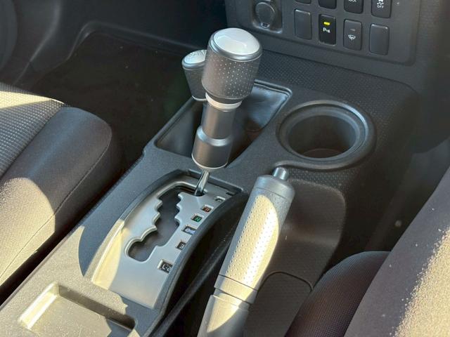 ＦＪクルーザー カラーパッケージ　禁煙　７型地デジナビ　Ｂｌｕｅｔｏｏｔｈ　ルーフラック　Ｂｌｕｅｔｏｏｔｈ　ＵＳＢ　ＤＶＤ　バックカメラ　コーナーセンサー　前後ドラレコ　ＥＴＣ　ＬＥＤヘッドライト　フォグ　クルコン　社外アルミ　キーレス　スペアキー　ＴＲＣ　取説　保証書（38枚目）